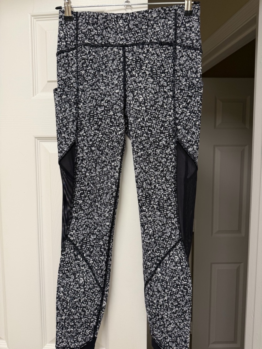 Lululemon Sole Training 7/8 Tight Daisy Dust Alpine White Black Size 6 - Picture 7 of 14